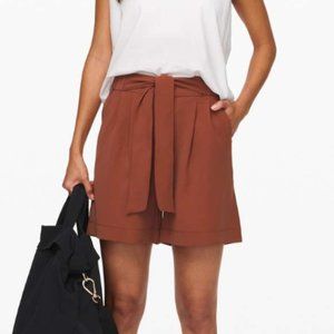 NWT Lululemon "Noir" Short 6